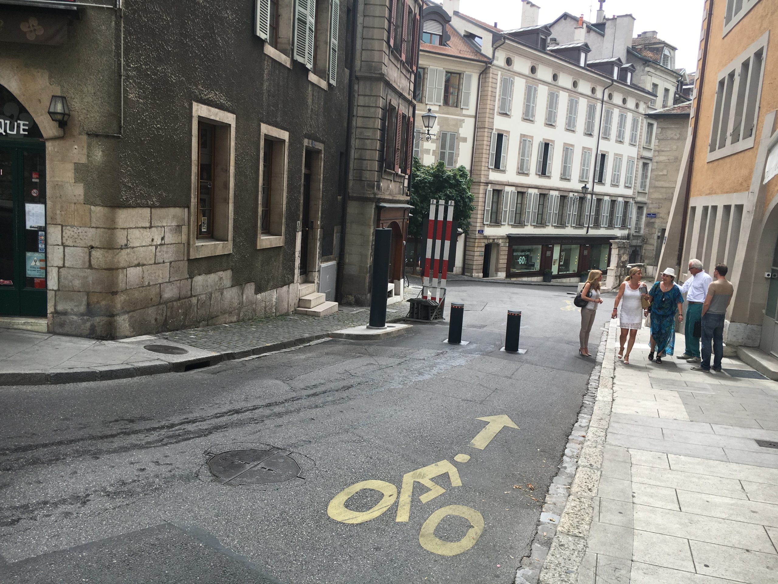 Place du Bourg de Four 2016-08-02_13-30-57